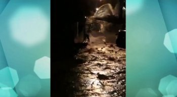 O cano rompeu e invadiu quatro casas