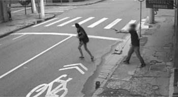 A moradora de rua ainda chegou a ser socorrida pelos Bombeiros, mas não resistiu aos ferimentos e morreu
