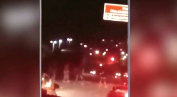 Pedras são jogadas de um lado para o outro e, em seguida, é possível ouvir os disparos