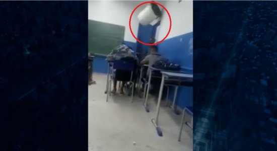 Vídeo: professor é atingido na cabeça por um balde colocado na porta pelos alunos