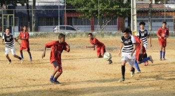 Pelo Sub-15, União da Gávea Núcleo Retrô disputa título de campeão do Recife Bom de Bola com o Real Jardim F.C., no campo do Derby.