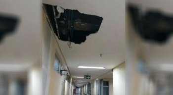 Na área interditada há rachaduras e buracos no teto