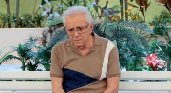 Carlos Alberto de Nóbrega tentou conter a emoção ao falar da morte dos amigos