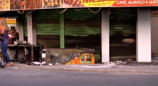 Lanchonete foi atingida por incêndio na tarde desta sexta