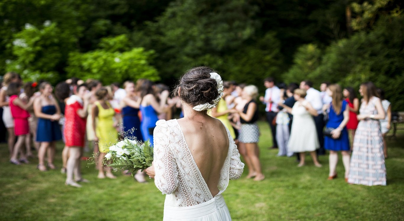 Saiba como surgiu a tradição do lançamento do buquê de casamento