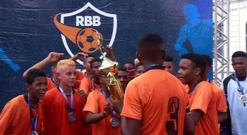 Meninos do Real Jardim F.C. comemoram o título levantando o troféu