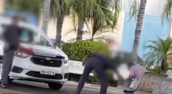 Mesmo sem reagir, o homem é agredido mais de uma vez