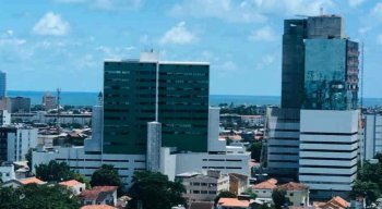 O novo hospital (prédio da direita sendo construído) vai oferecer atendimento de média e alta complexidade