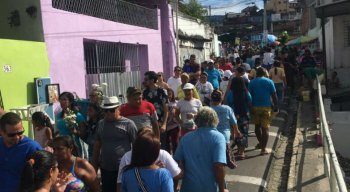 Fiéis sobem à pé o Morro da Conceição