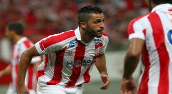 O zagueiro Ronaldo Alves foi anunciado nesta segunda-feira (9) e vem para a terceira passagem pelo clube alvirrubro