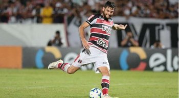 Willian Alves tem contrato renovado no Santa Cruz.