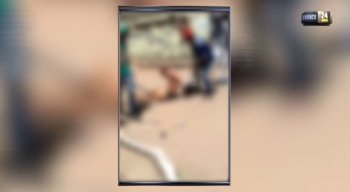 As imagens mostram o homem no chão, enquanto outro rapaz o agride com bofetões