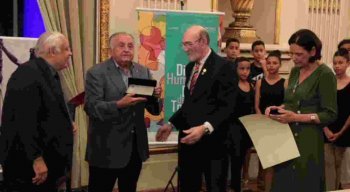 O presidente do SJCC, João Carlos Paes Mendonça, segurando a honraria