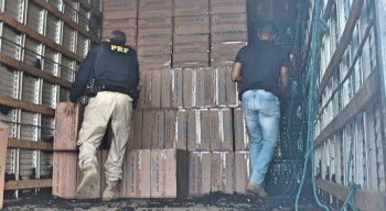 A carga de cigarro estava escondida atrás de engradados de fruta