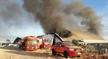 Incêndio atingiu galpão de materiais recicláveis em Igarassu