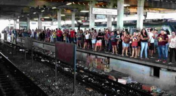 Passageiros reclamaram bastante do serviço do Metrô na manhã desta segunda-feira (16)