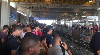 Intervalos entre viagens aumentaram por causa de problema em trem na linha Sul do Metrô