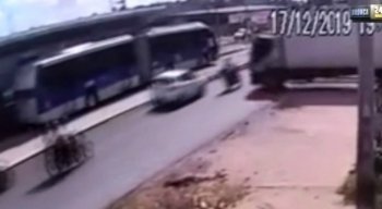 O advogado da empresa disse que o motorista não estava dentro do caminhão, quando tudo aconteceu