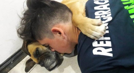 Cadela sofre ataque cardíaco, morre abraçada com o dono e comove internet