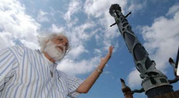 Uma das obras mais famosas de Francisco Brennand é a Coluna de Cristal, que está abrigada no Parque das Esculturas