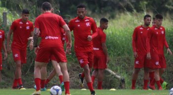 Jhonnatan se recupera de uma lesão de grau dois na coxa.