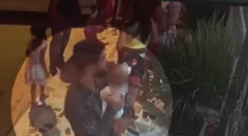Com o impacto da batida, a bebê foi arremessada para fora e morreu na hora