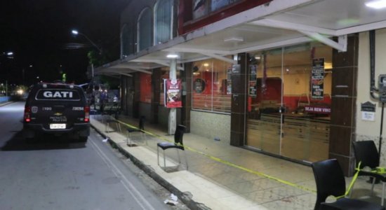 Empresário morre e três pessoas ficam feridas em pizzaria no Cabo