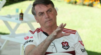O presidente da República Jair Bolsonaro conversa com a imprensa no Palácio da Alvorada