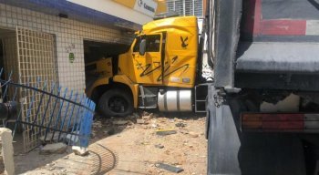 Carreta invadiu agência dos correios que fica na Avenida Norte