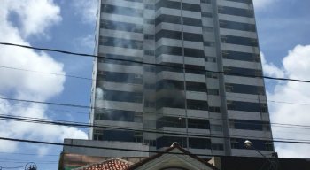 Bombeiros foram acionados para apagar o fogo, que se concentrou apenas no apartamento