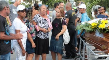 Familiares da vítima apresentavam um semblante de dor e sofrimento