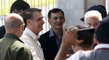Presidente mostrou a mão com os números anotados - 13, 24 e 25