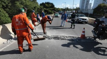 Com o buraco, uma faixa da via teve que ser interditada causando congestionamento