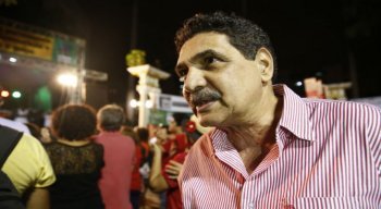 Deputado estadual e ex-prefeito do Recife, João Paulo (PCdoB), se diverte ao som do