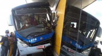 A parte da frente do veículo ficou completamente destruída após a batida