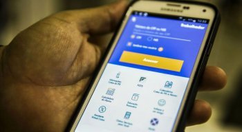 Ao optar pelo saque-aniversário, o trabalhador deverá escolher a data em que deseja que o valor esteja disponível: 1º ou 10º dia do mês de aniversário