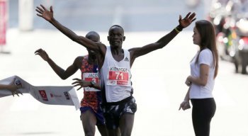 Queniano Kibiwott Kandie ultrapassou, nos últimos segundos, o ugandense Jacob Kiplimo