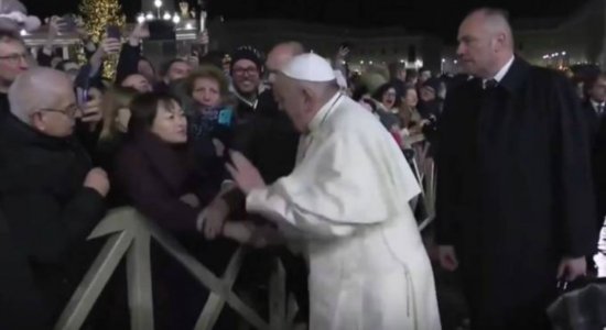 Papa Francisco pede desculpas após dar tapa no braço de mulher que o puxou
