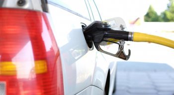 Homens são presos com gasolina irregular em Panelas