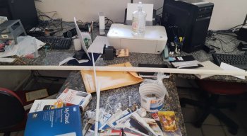 Criminosos levaram objetos e vandalizaram o local