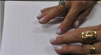 O braile possibilita a escrita de alfabetos, números, pontuação, cálculos matemáticos, de química e física, fonética e partituras musicais