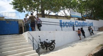 Os portões tiveram que ser fechados por conta da confusão que se formou na escola