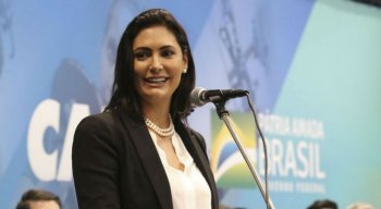 Michelle Bolsonaro passou por três procedimentos estéticos, sendo dois na região do abdome e uma troca das próteses de silicone nos seios