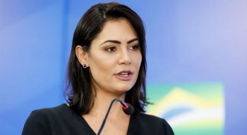 Michelle passou por três procedimentos estéticos, sendo dois na região do abdome e uma troca das próteses de silicone nos seios