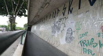 Com os suspeitos, foi apreendida uma arma calibre 38, com munições, e uma moto