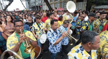 Centenas de pessoas compareceram nas ruas do Recife para prestigiar a atração