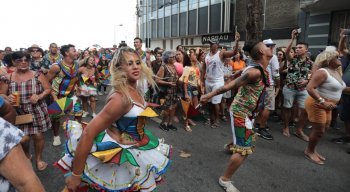 Centenas de pessoas compareceram nas ruas do Recife para prestigiar a atração