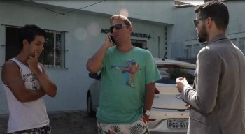 O casal (de branco e verde) foi até a delegacia de Santo Amaro prestar queixa
