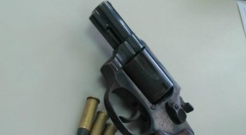 A arma usada pelos criminosos foi apreendida e encaminhada para a Delegacia de Polícia do Cabo