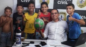 O delegado comprou uma nova bola para os meninos
